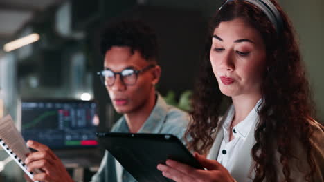 colegas de negocios analizando datos en la oficina nocturna
