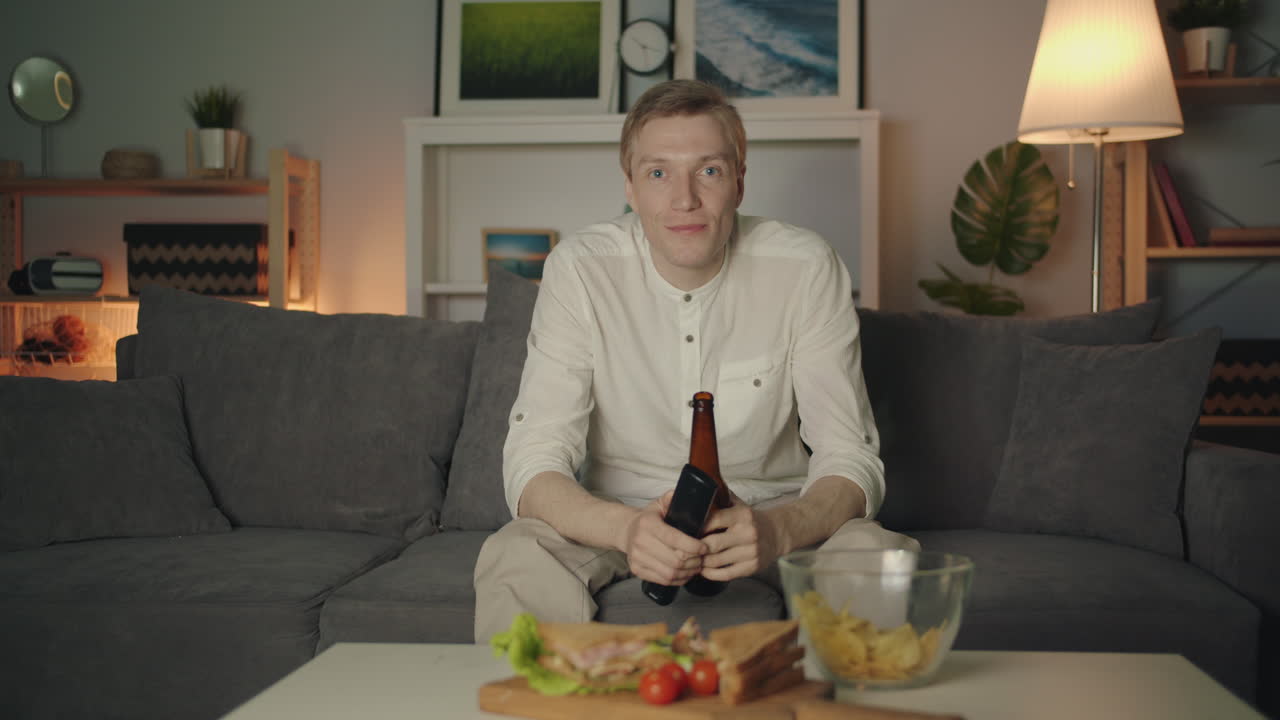 hombre viendo la televisión en casa