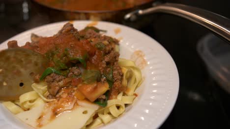 pasta casera y salsa de carne