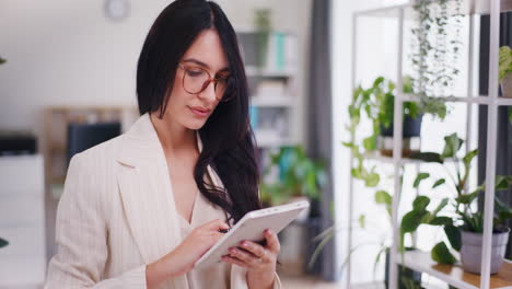 mujer de negocios emprendedora que trabaja en una tableta digital en la oficina