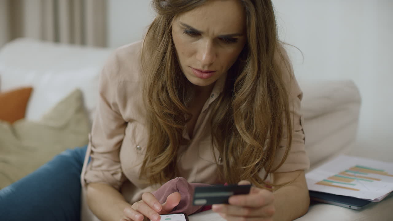 mujer joven que usa tarjeta de crédito para pagar por teléfono. mujer que paga en línea