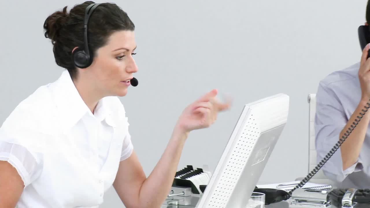 dos personas de negocios que trabajan en la misma oficina