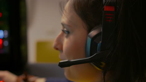 Nahaufnahme-Eines-Professionellen-Gamers-Mit-Headset