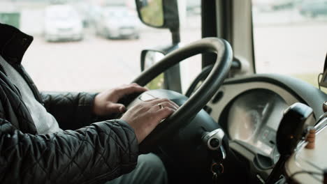hombre conduciendo un camión