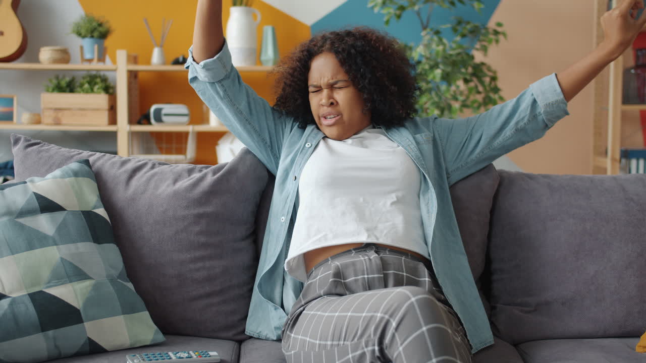 mujer relajándose en un sofá