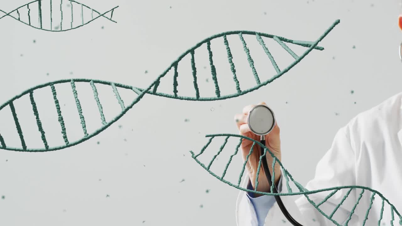 animación de cadenas de adn que se mueven sobre la mano de un médico caucásico que sostiene un estetoscopio sobre un fondo gris