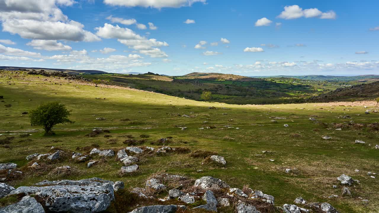 lapso de tiempo de los escarpados páramos de dartmoor en el suroeste de inglaterra en un agradable día soleado