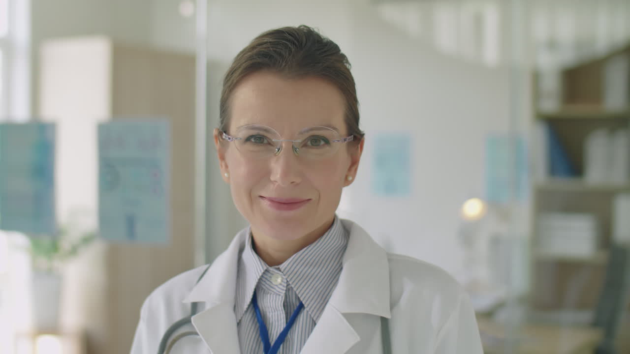 Retrato de uma médica em clínica