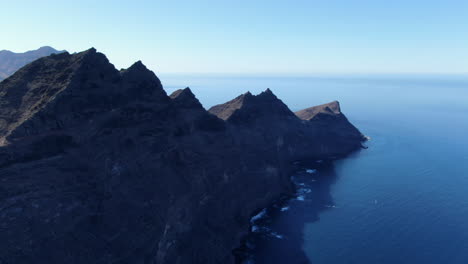 Panoramic-aerial-shot-of-the-mountains-that-form-the-dragon's-tail,-in-the-village-of-San-Nicolas