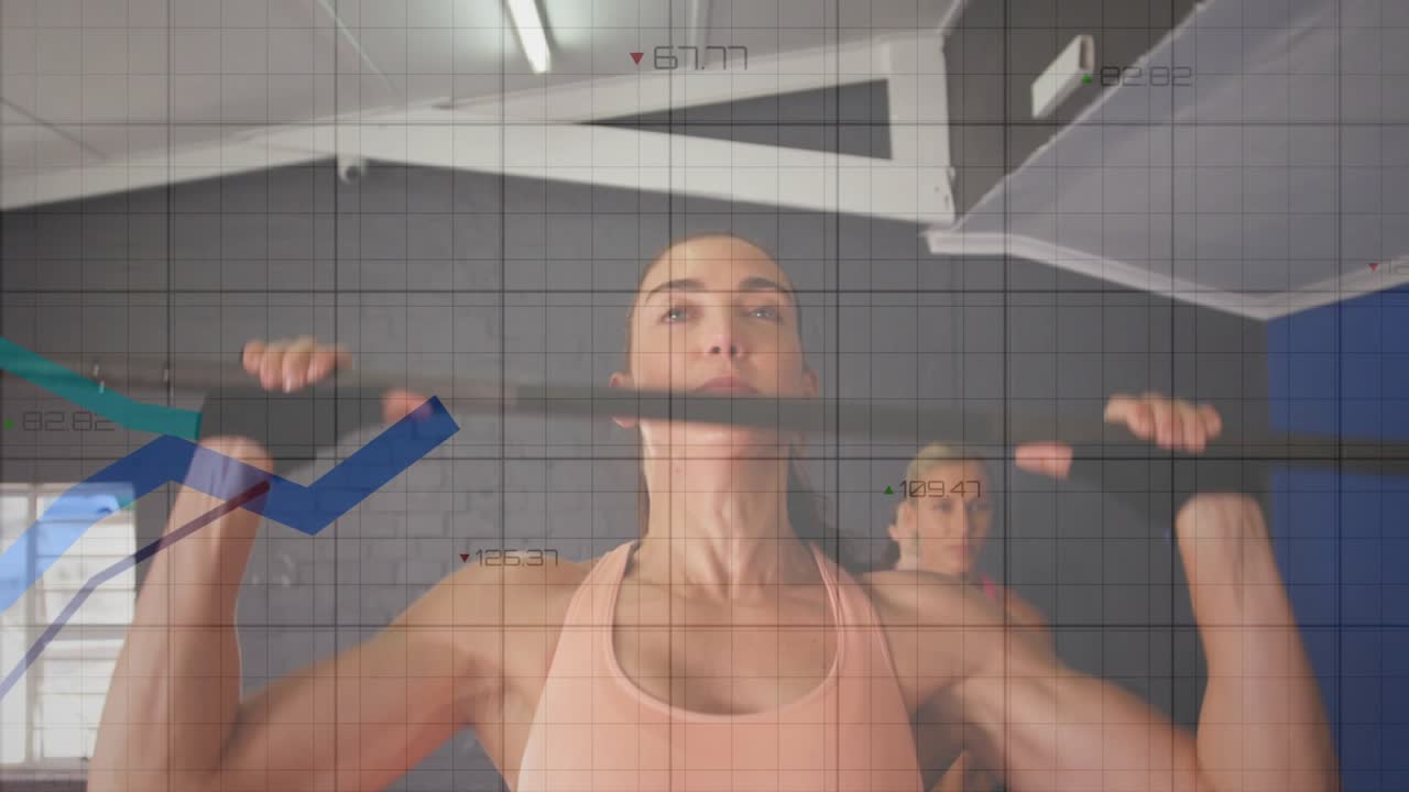 Mujer atleta de mediana edad sujetando una barra y levantándola por encima de la cabeza, generando gráficos de seguimiento de actividad física.