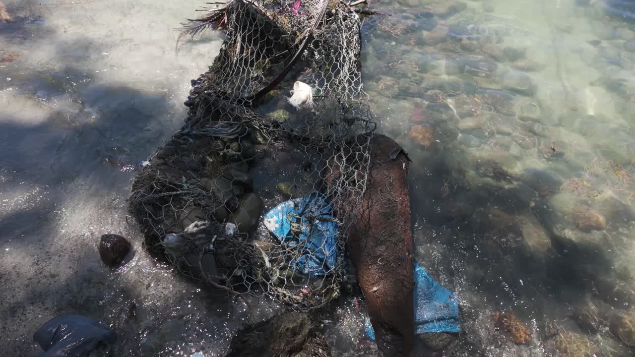 basura y escombros en el océano cerca de la isla de bastimentos, panamá