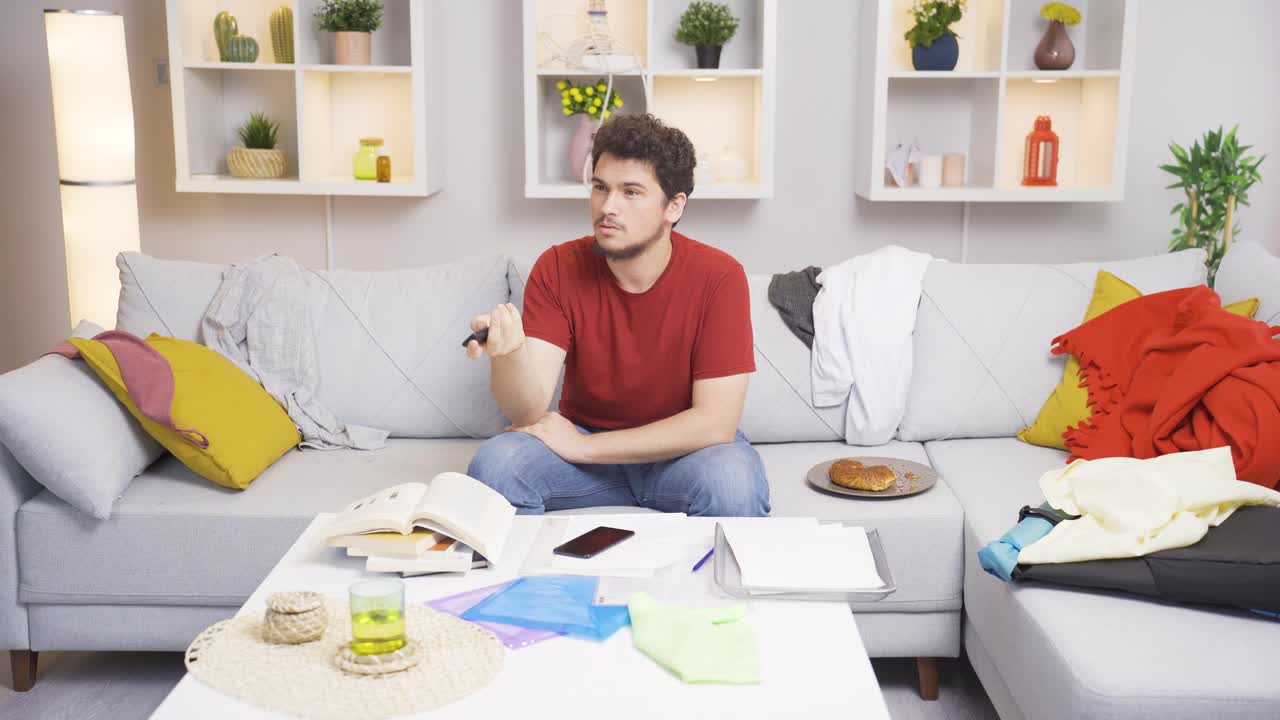 el perezoso no hace su trabajo y ve la televisión.