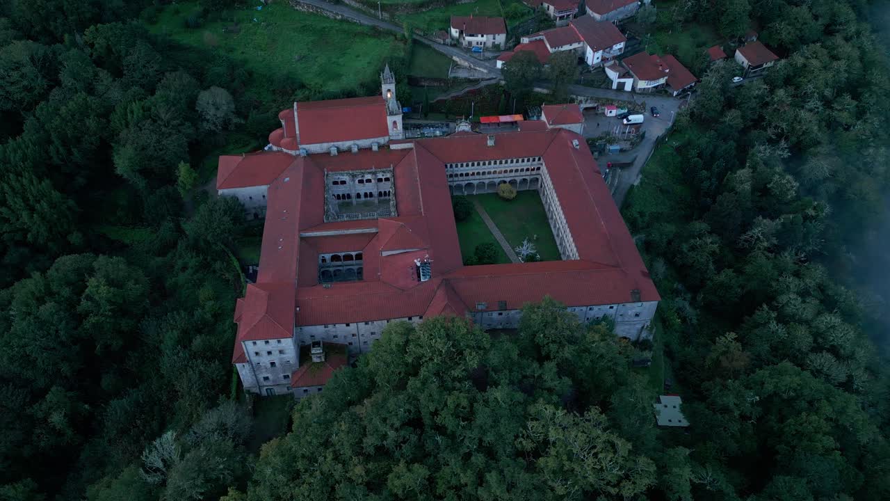 monasterio de santo estevo en un día de niebla y oscuridad, toma aérea, luintra, españa