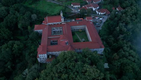 Monasterio-De-Santo-Estevo-En-Un-Día-Brumoso-Y-Oscuro,-Toma-Aérea,-Luintra,-España