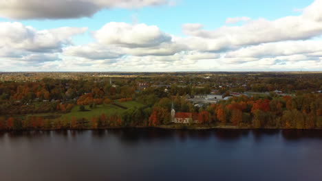 Paisaje-Aéreo-Otoñal-De-La-Iglesia-Luterana-Evangélica-Koknese-Y-El-Río-Daugava-Ubicado-En-Letonia-Koknese