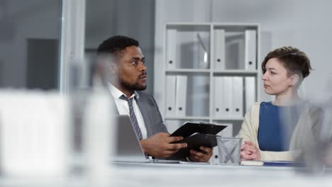 consultor financiero masculino explicando el plan de negocios a los clientes en la oficina