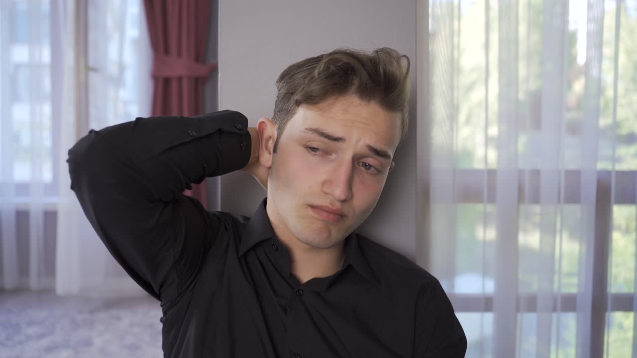 우울하고 불행한 남자 혼자.