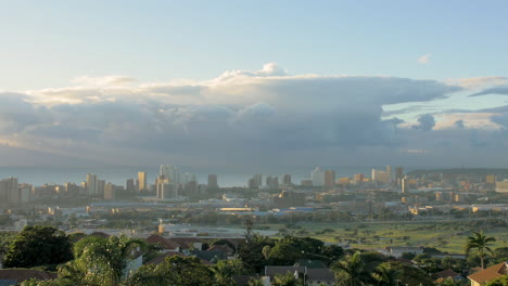 Establecimiento-De-Tiro-Panorámico,-Horizonte-Costero-De-La-Ciudad-De-Durban,-Hermosa-Mañana