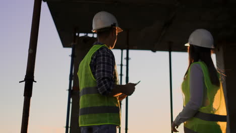 Architektin-Und-Bauarbeiterin-Geben-Sich-Die-Hand.-Kopierraum-Mit-Niedriger-Ansicht