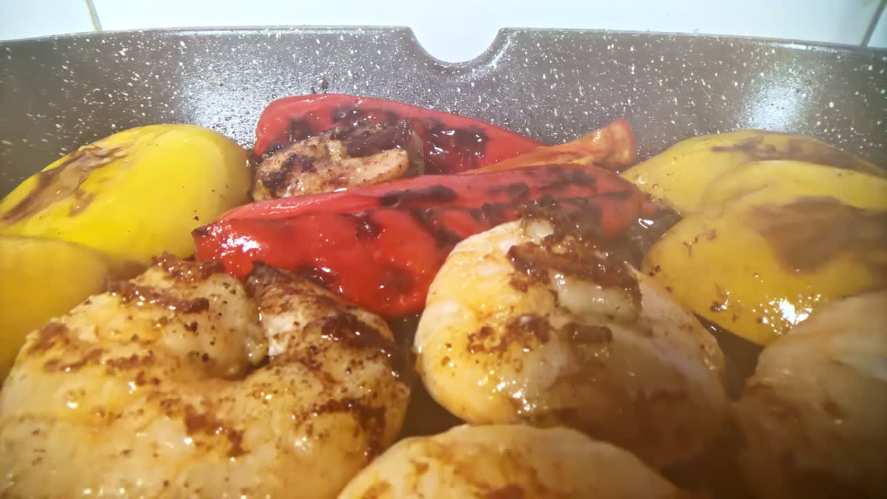 Gamberetti alla griglia e peperoni che cuociono su una griglia, piatto fatto in casa in stile asiatico