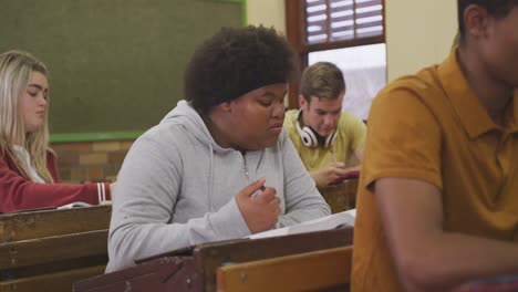 Estudiantes-Concentrándose-En-La-Clase-De-Secundaria