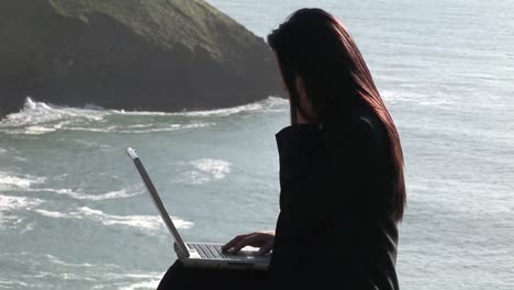 mujer de negocios que trabaja al aire libre
