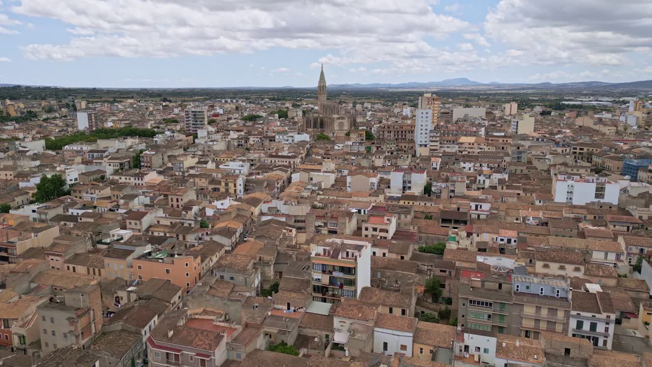 Un'inquadratura introduttiva di base che inquadra lentamente il centro città di Manacor, Maiorca, con la Chiesa di Nostra Signora dei Dolori a 59
