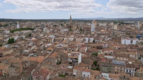 Eine-Grundlegende-Einstellungsaufnahme,-Die-Langsam-In-Die-Innenstadt-Von-Manacor-Auf-Mallorca-Einfängt-Und-Die-Kirche-Unserer-Lieben-Frau-Der-Schmerzen-Im-Jahr-59-Zeigt