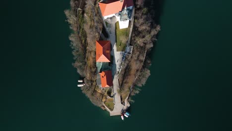 Vista-Aérea-De-Arriba-Hacia-Abajo-Del-Lago-Bled,-Eslovenia