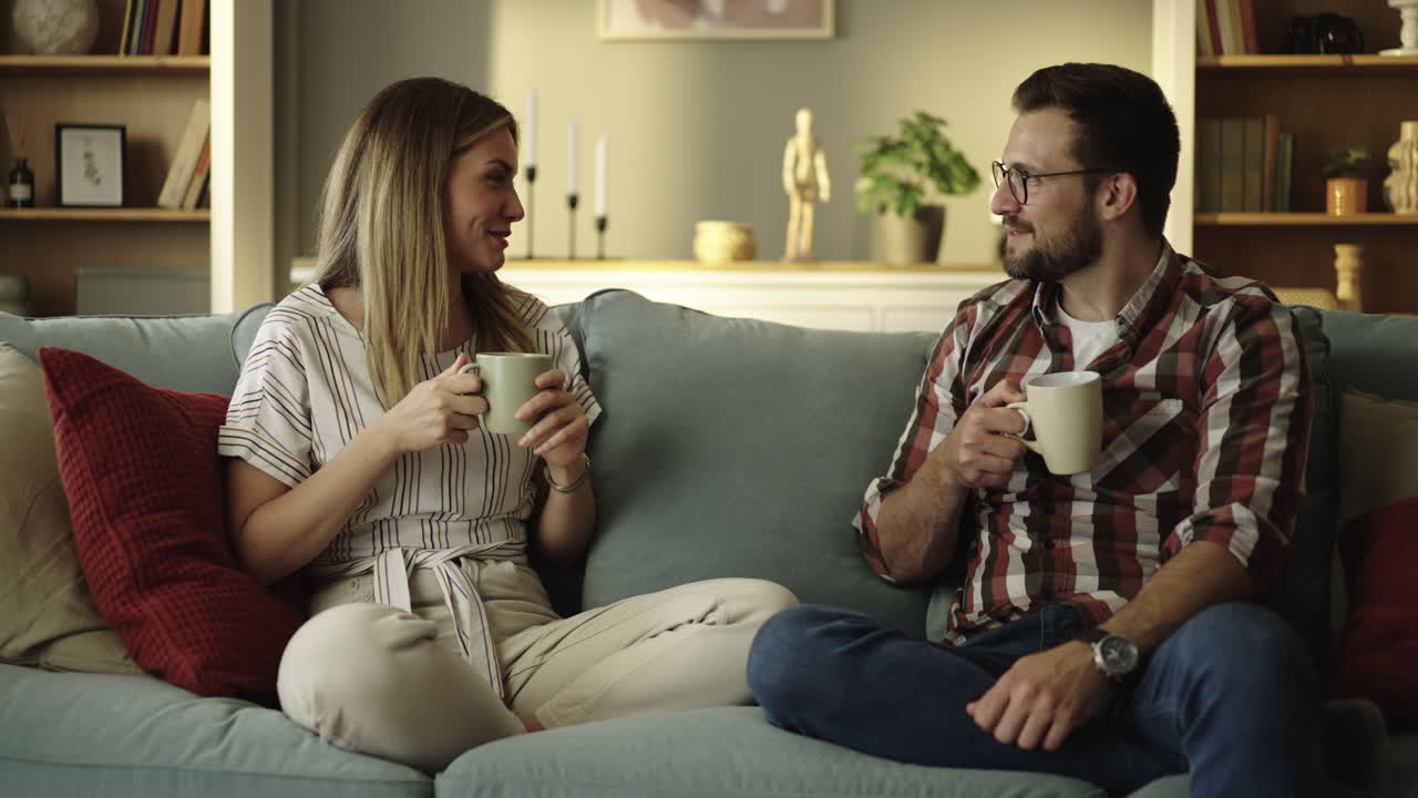 pareja relajándose en el sofá