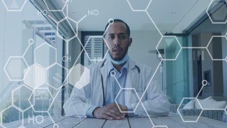animación de médico masculino biracial y procesamiento de datos científicos.