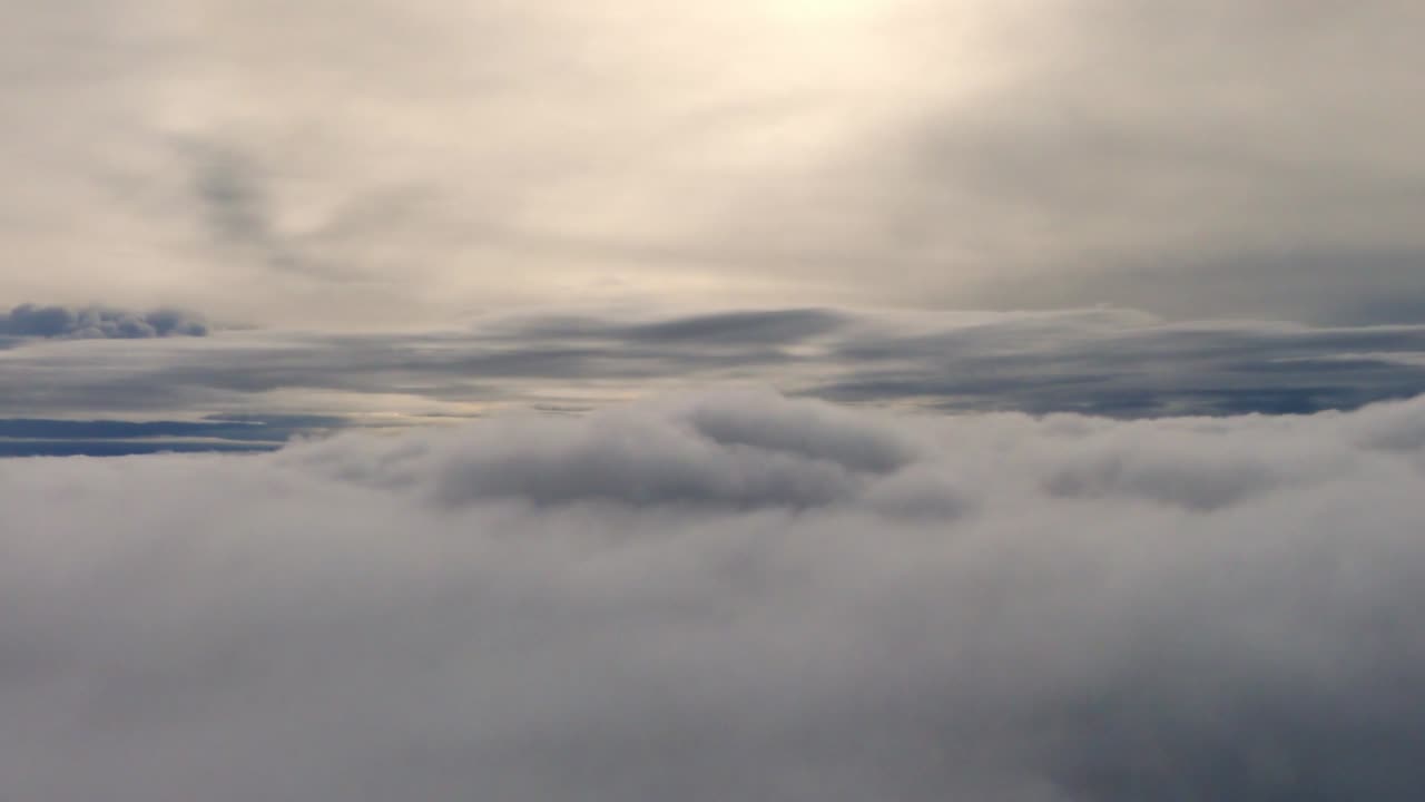 nubes cielo visto desde las ventanas de un avión. volando por encima de las nubes, volando en el aire.