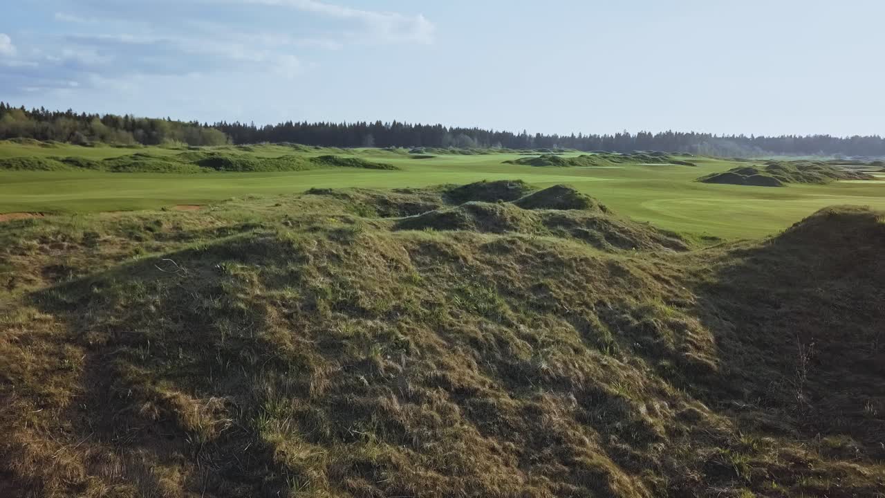 Campo da golf con verdi e splendide colline in estate, vista aerea