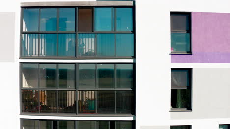 fachada de edificio de apartamentos moderno con balcones