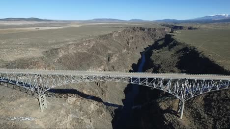 video de drones del puente colgante del desfiladero del río grande colorado new mexico taos snow