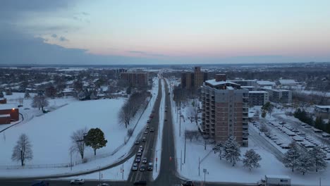 Winter-Timelapse-Luftbild-über-Den-Straßen-Einer-Stadt