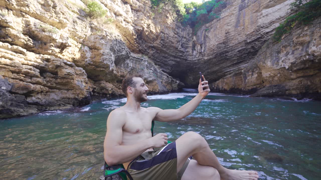 그 남자는 해양 지역에서 전화로 이야기하고 있습니다.