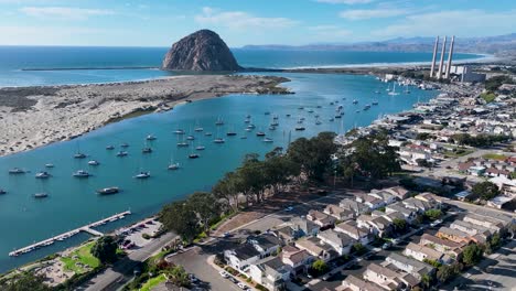 Centro-De-La-Ciudad-En-Morro-Bay-En-California,-Estados-Unidos