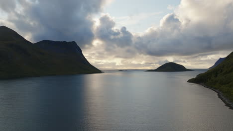 wunderschöne ruhige gewässer von torsken in norwegen - luftaufnahme