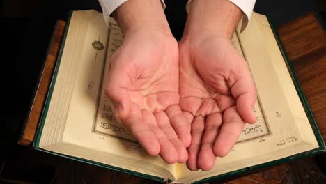 la mano de oración musulmana