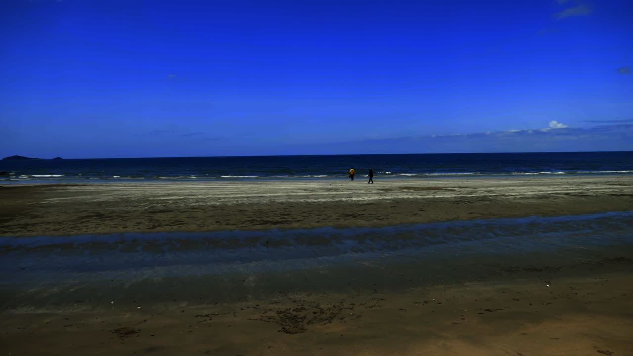mirando la playa en tailandia.