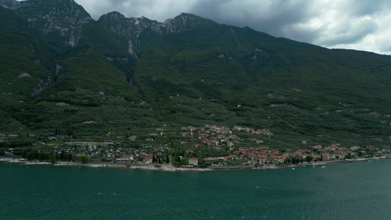 Ampia veduta aerea della città di Malcesine sulla sponda del Lago di Garda sotto i pendii del Monte Baldo
