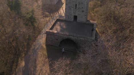 Toma-Panorámica-De-Un-Hombre-Explorando-La-Torre-Wetzlar-En-Stoppelberg