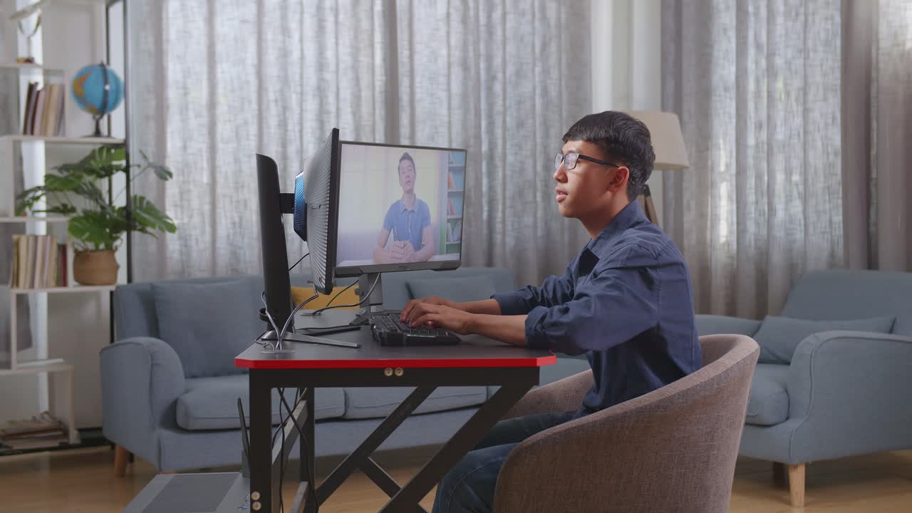 집에서 비디오 컨퍼런스를 하는 젊은이