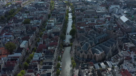 Vista-De-Pájaro-Del-Río-Del-Canal-De-Amsterdam-Con-Tráfico-De-Barcos-Y-La-Antigua-Catedral