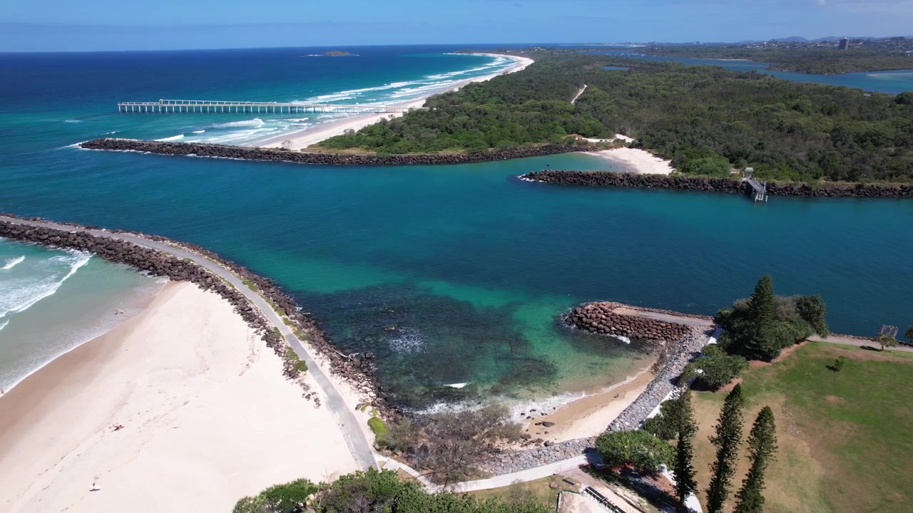 Fiume Tweed con acqua blu calma - Spiaggia di Little Dbah e bypass di sabbia di Tweed nel Nuovo Galles del Sud, Australia. - ripresa aerea.