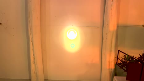 un cálido y acogedor restaurante de lisboa cuenta con luces de techo que emanan un encanto distinto, creando un ambiente acogedor y acogedor