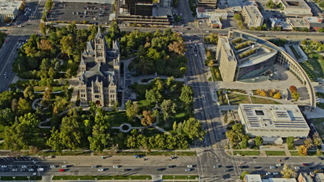 Salt-Lake-City-Utah-Aerial-V20-Aus-Der-Vogelperspektive-Von-Unten-Mit-Blick-Auf-Das-Bezirksgebäude-Im-Washington-Square-Park-Und-Die-öffentliche-Bibliothek-In-Der-Innenstadt-–-Aufgenommen-Mit-Inspire-2,-X7-Kamera-–-Oktober-2021