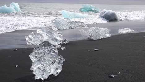 Große-Klare-Eisberge-Werden-In-Island-Am-Diamond-Beach-Jokulsarlon-1-.-An-Land-Gespült