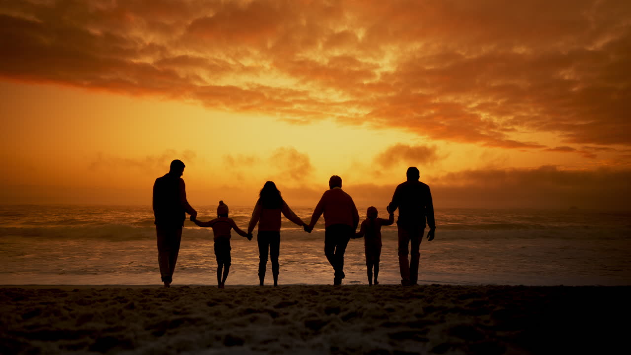 ビーチで手をつないで 夕暮れの大きな家族